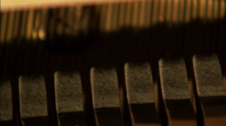 钢琴锤子拨动琴弦的钢琴3股权的录像