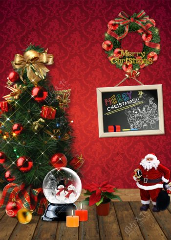 红色墙壁前的圣诞树和水晶球