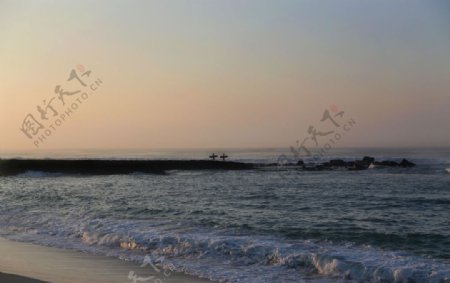 夕阳海浪图片