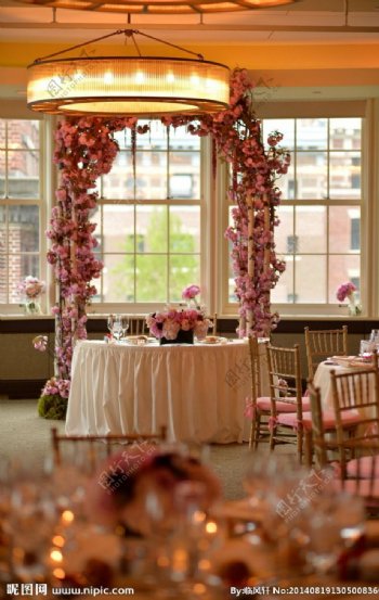 婚礼场内的鲜花拱门图片