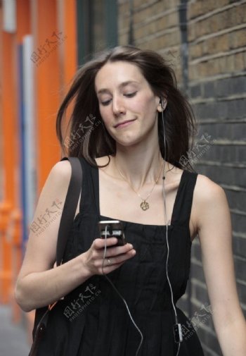玩手机听音乐的女人诺基亚N81图片
