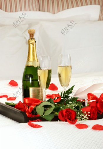 情人节玫瑰香槟美酒图片