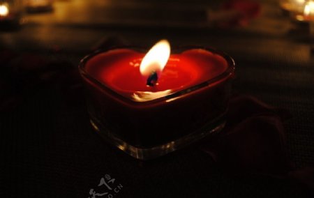 红色大爱心蜡烛图片