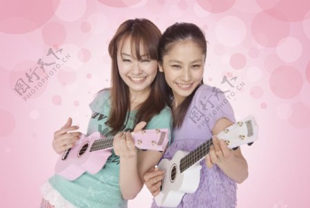 两个弹吉他的女孩图片