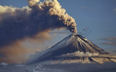 高清火山喷发风景图片