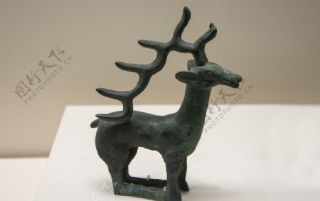鹿形青铜饰件图片