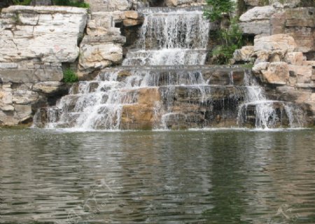 山石溪水图片