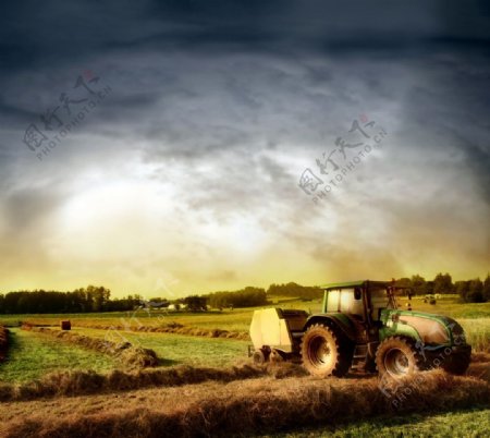 农田拖拉机图片