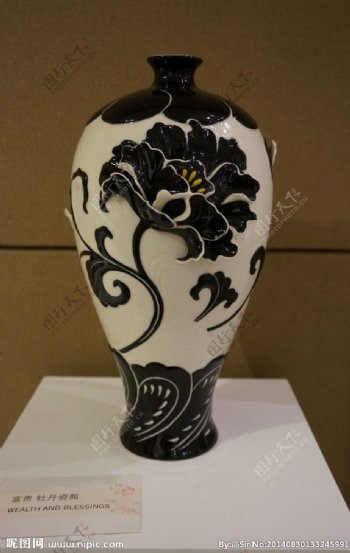 白色瓷瓶黑色装饰花纹图片