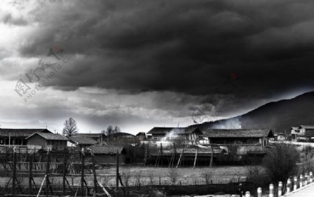 乌云下的藏族少数民族部落图片