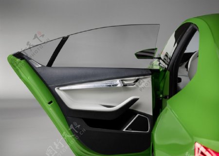绿色斯柯达汽车左侧车翼高清素材图片