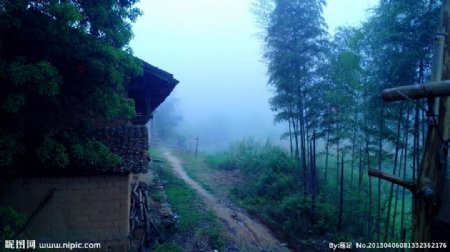 小村清晨雾色图片