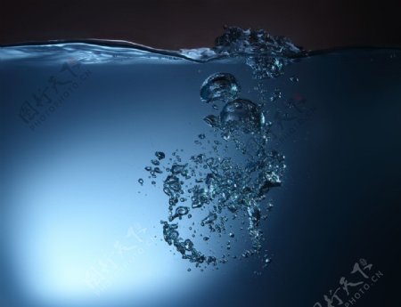 水珠水泡水中图片