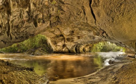 洞穴溪流图片