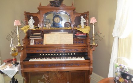 古典钢琴图片
