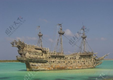 海边破旧的海盗船图片