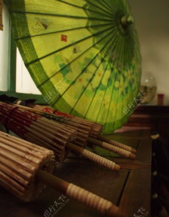 中国氛围的纸伞图片