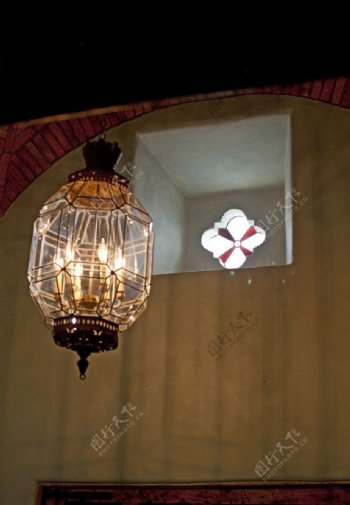 豪华别墅庄园房间里的吊灯图片