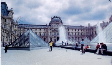 巴黎卢浮宫广场及建筑局部图片