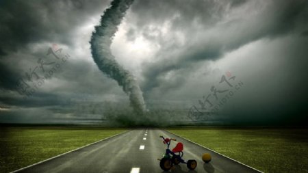 风暴来临公路上的儿童玩具车图片