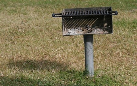 草地上的烧烤箱图片
