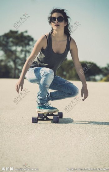 滑板运动美女图片