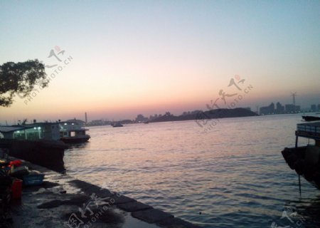 黄昏中的码头图片