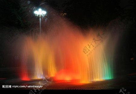 音乐喷泉夜景图片