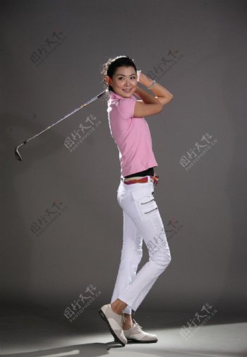打高尔夫球的女性图片