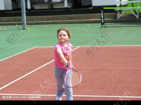小女孩玩網球图片