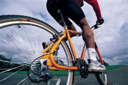 骑自行车运动图片