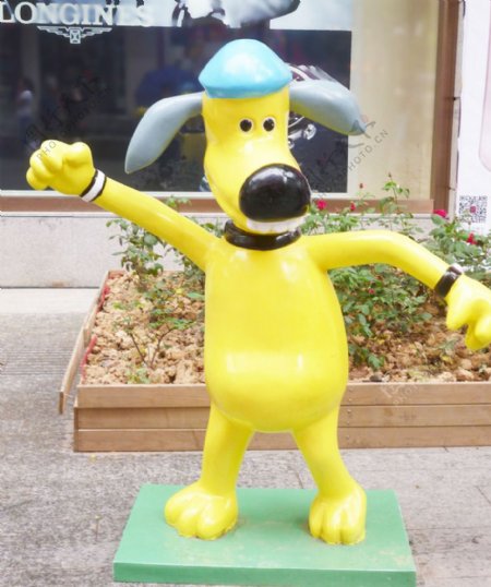 小黄狗雕塑图片