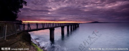黄昏海边桥图片