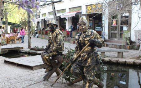 束河古镇雕塑真人秀图片
