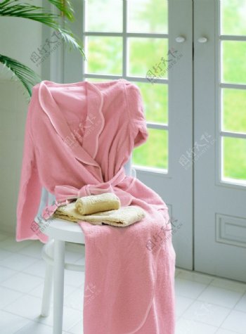 门前椅子上的睡衣毛巾图片