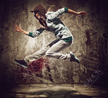 跳跃的街舞少女图片