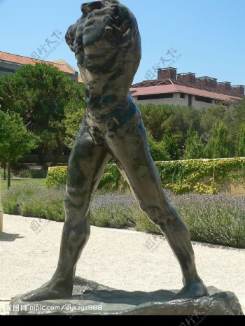 罗丹雕塑作品行走的人图片