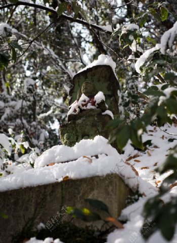 积雪的石佛龛图片