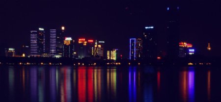 城市湖边夜景图片