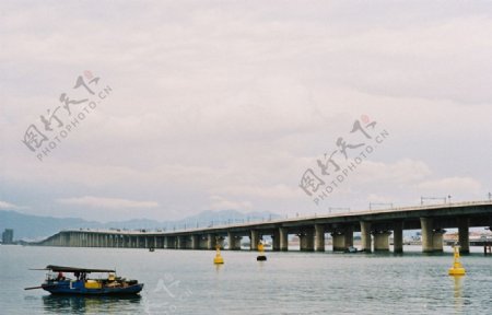 杏林大桥和渔船图片