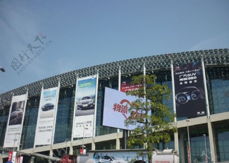2011广州车展展馆汽车大型广告图片