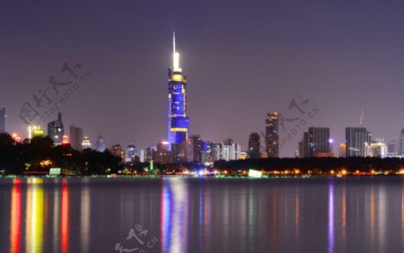 紫峰大厦夜景玄武湖图片