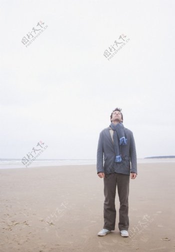 海边度假的男人图片