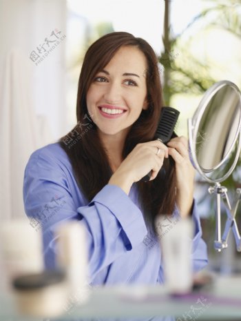 梳头发的女人图片