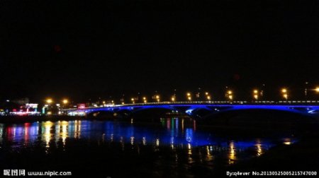 解放桥夜色图片
