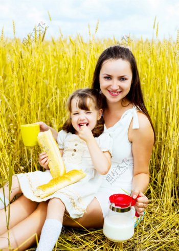 金黄麦田上的幸福母女图片