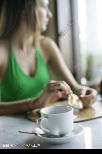 女孩与咖啡杯图片