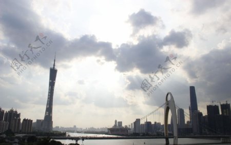 密云下的广州塔图片