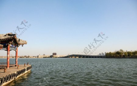 聊城东昌湖21拱桥图片