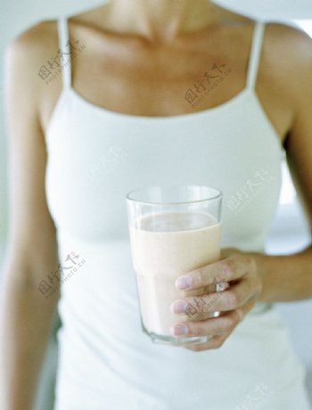 女人与牛奶图片